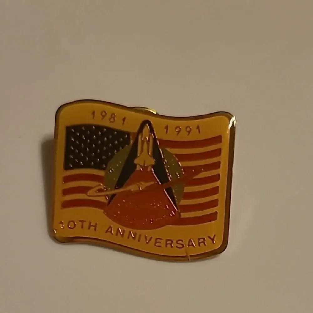 Columbia Gold 10th Anniversary Space Shuttle Pin